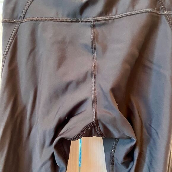 UNDER ARMOUR BLACK CAPRI WORK OUT PANTS SIZE XS - Picture 4 of 4